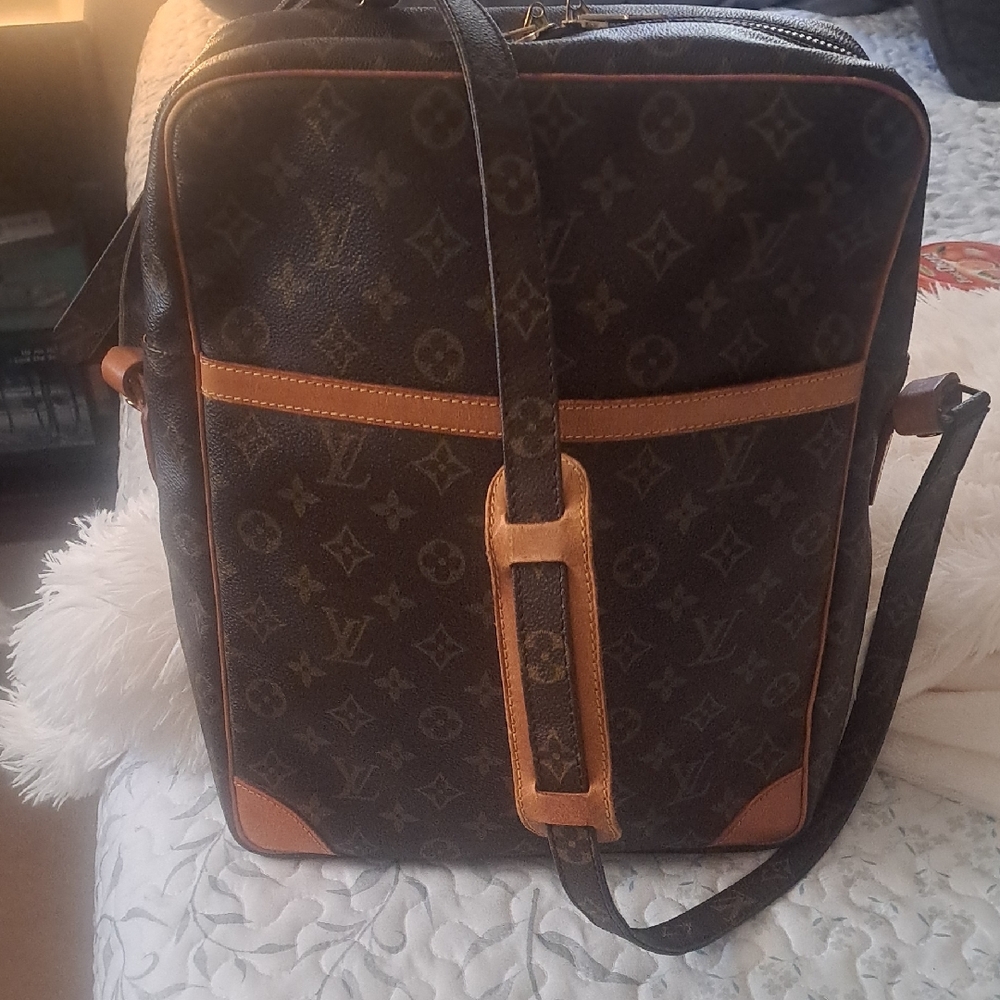 LOUIS VUITTON MONOGRAM DANUBE GM AUTHENTIC 8904SL
